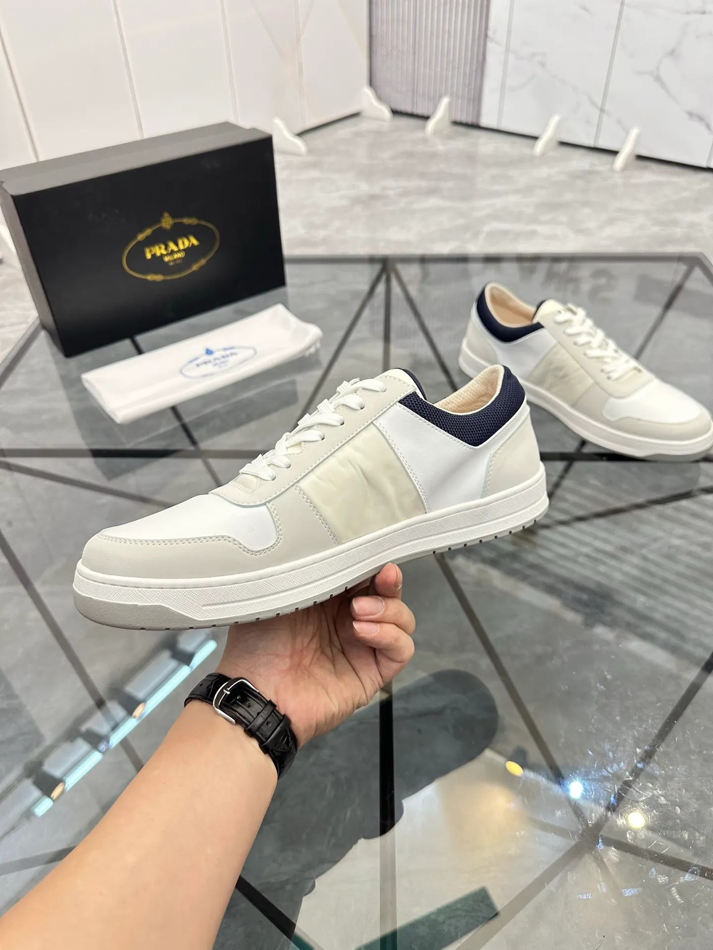 Men's shoes: 💰P420¥ Product trademark: Prada *"Prada*" low-top casual shoes Regular size: 38-44 (can be customized to 45) Product materials: imported cowhide upper with original fabric, breathable lining, original outsole. Number: 020